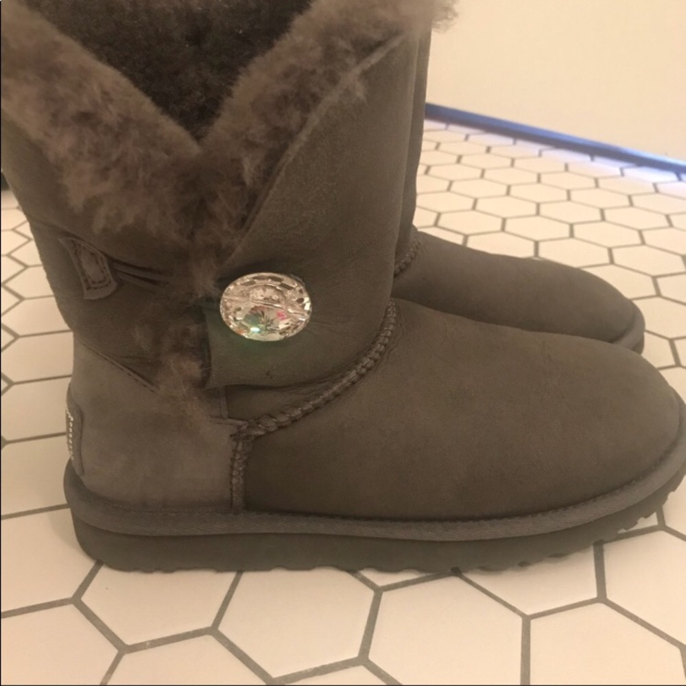 Ugg Bailey button sz 7